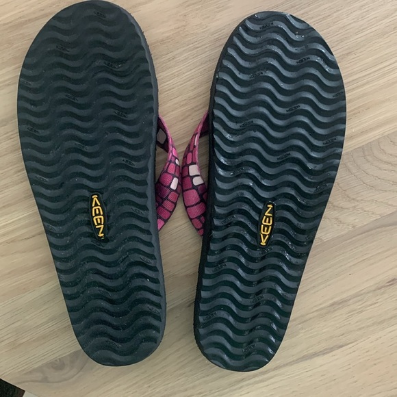 KEEN Pink Black Geometric Flip Flops Thong Sandals Women’s US 9 Flower - Picture 2 of 4
